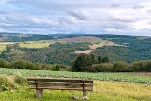 Blick von Korlinger Höhe auf geplanten XXL-Solarpark Morscheid, mit Bank im Vordergrund