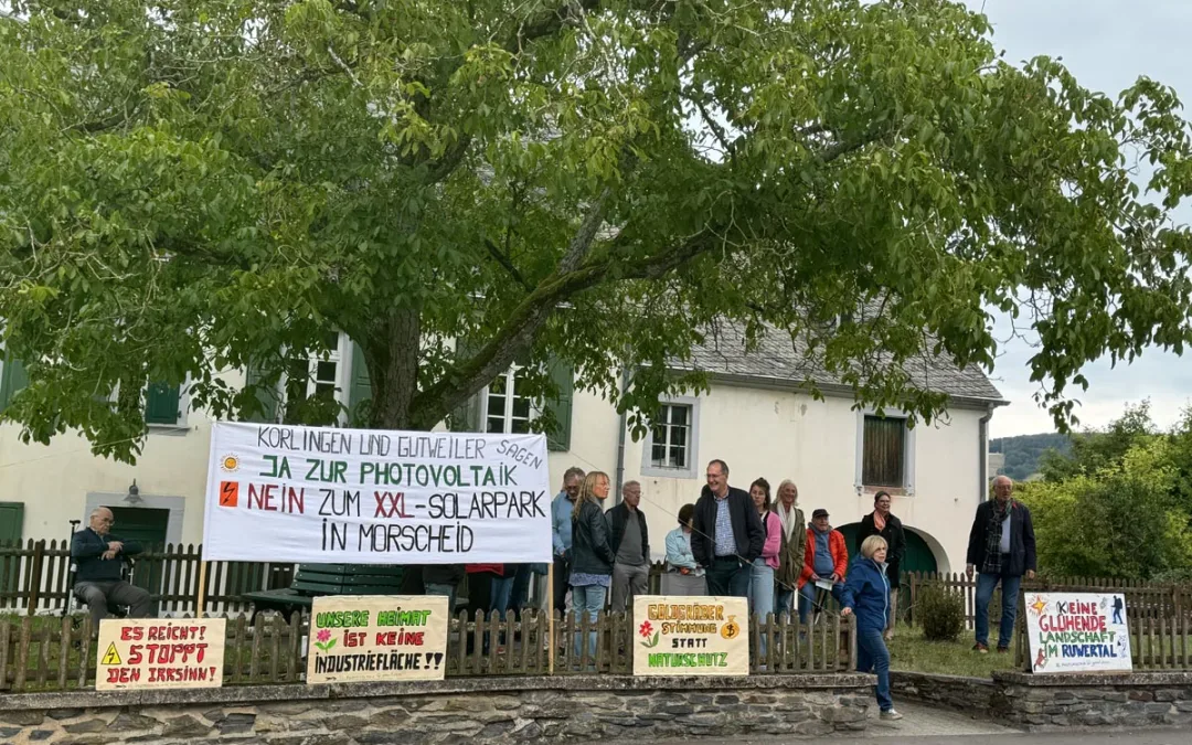 Bürger Wahnwache mit Transparenten gegen XXL Solarpark in Morscheid