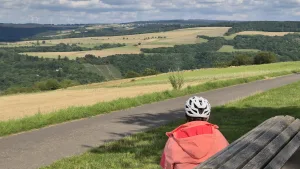 Radfahrerin - Blick - von - Gutweiler - auf - geplanten - Solarpark